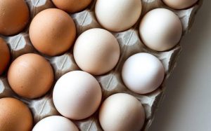 Huevos blancos y prietos