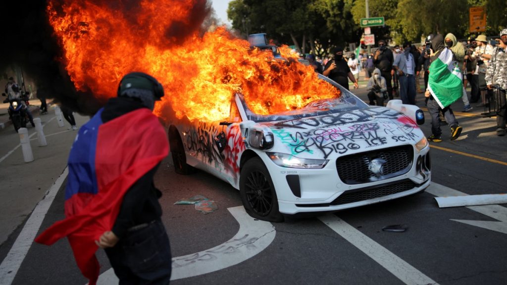 escala-violencia-en-protestas-por-redadas-en-estados-unidos-tras-despliegue-de-la-guardia-nacional-185940