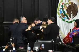se-agarran-a-golpes-alito-moreno-y-fernandez-norona-en-el-senado_2ec961a1-5a1b-458b-90f9-7bf9be4e9918_media